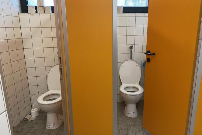 W tej szkole uczniowie nie mają co liczyć na prywatność w toalecie. „Kto to projektował” 