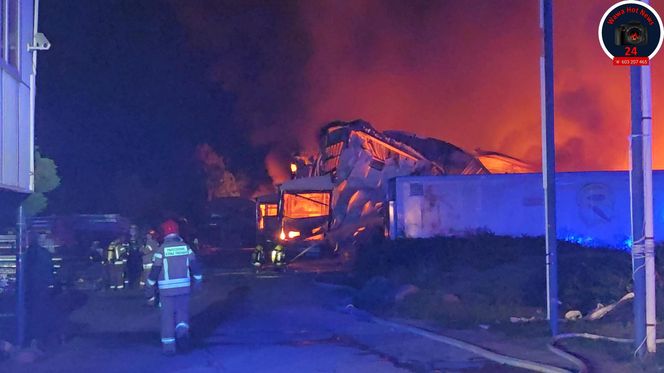 Warszawa. Pożar hal magazynowych w Kawęczynie [ZDJĘCIA]