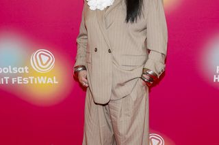 Kayah niczym bogata wdowa po gangsterze. A to garnitur z sieciówki!