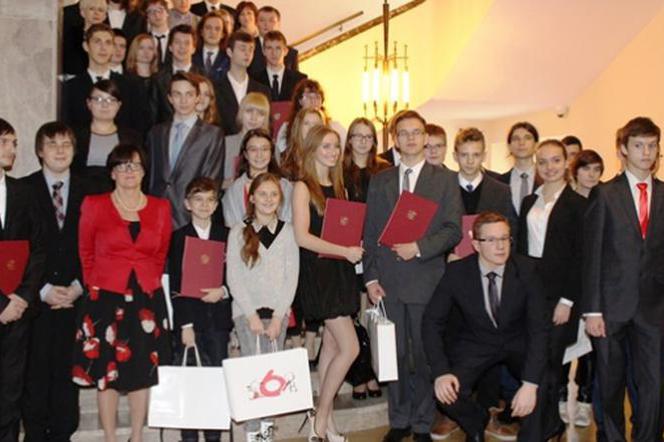 Stypendyści z całej Polski, w tym dziewięcioro z województwa zachodniopomorskiego odebrali dyplomy w Warszawie.