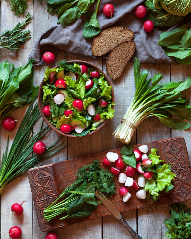 Sałata z dodatkiem grillowanego kurczaka - tanio i pysznie