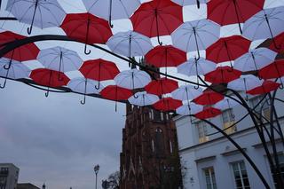 Niepodległościowe parasolki nad Kilińskiego. Zobacz atrakcję Białegostoku w nowej odsłonie [ZDJĘCIA]