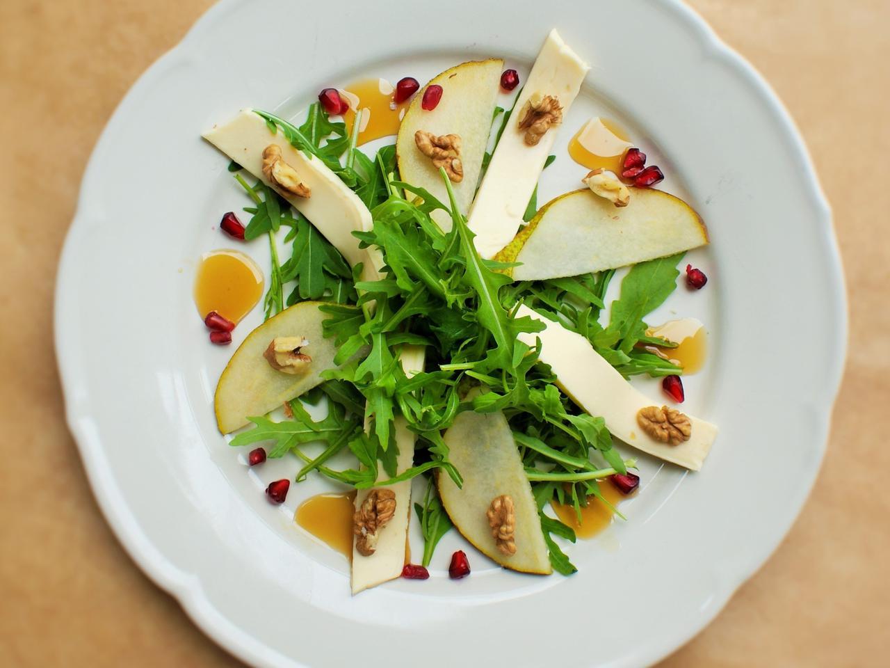 Sałatka z rukoli i roszponki z gruszką, serkiem śmietankowym i granatem