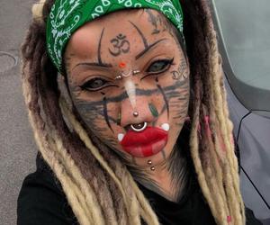  Ta dziewczyna myśli, że jest kotem. Ma 72 kolczyki, zmodyfikowaną twarz i rozszczepiony język. Szokujące zdjęcia! 