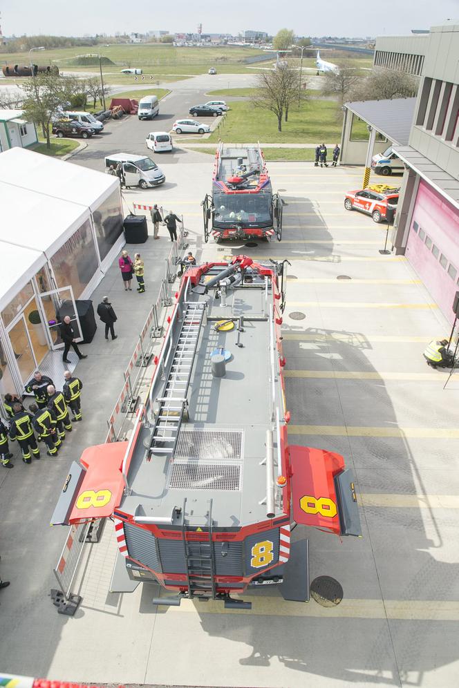 Nowe pojazdy Lotniskowej Straży Pożarnej 
