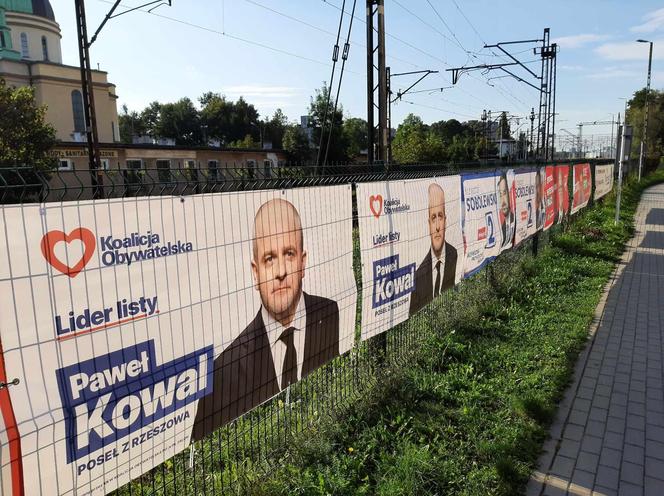 Rzeszowskie osiedla pozaklejane plakatami wyborczymi. Plakat na plakacie 