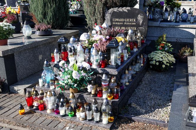 Grób Edwarda Gierka w Sosnowcu tonie w kwiatach na Wszystkich Świętych