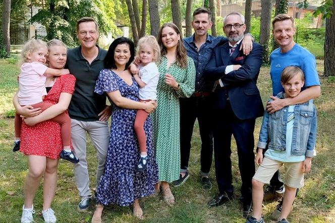 M jak miłość. Piotrek (Marcin Mroczek), Kinga (Katarzyna Cichopek), Franka (Dominika Kachlik), Paweł (Rafał Mroczek), Werner (Jacek Kopczyński),  Kamil (Marcin Bosak)