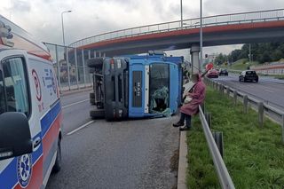 Kielce. Wypadek na ul. Grunwaldzkiej. Ciężarówka przewróciła się po zahaczeniu o wiadukt [ZDJĘCIA].