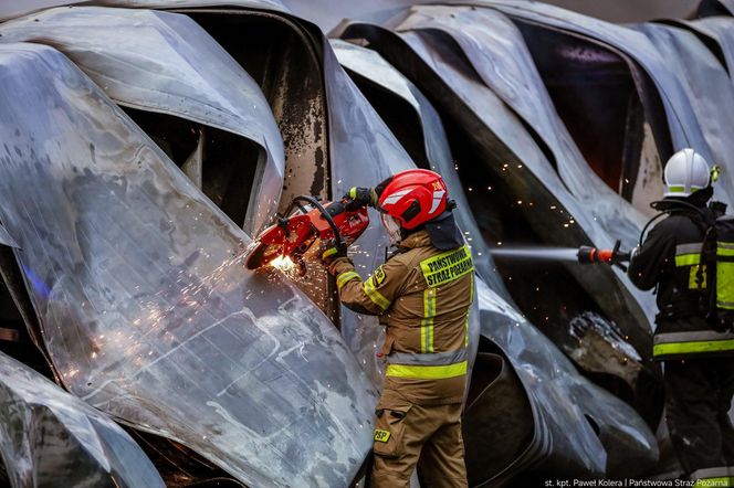 Wielki pożar w Kędzierzynie-Koźlu. Płonie hurtownia, na miejscu 20 zastępów straży pożarnej!