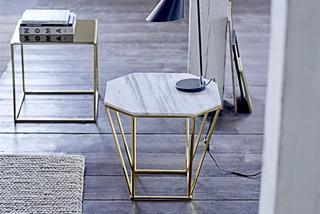 Stolik kawowy w stylu skandynawskim na złotych nóżkach