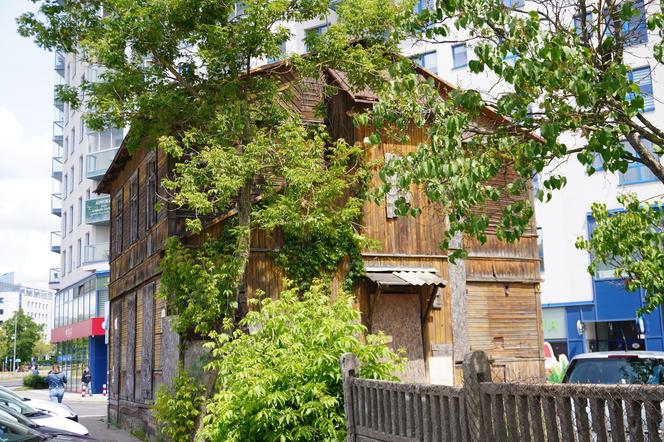 Drewniany zabytkowy dom w centrum Białegostoku. To część "Kwartału Kaczorowskiego" przy ul. Mazowieckiej