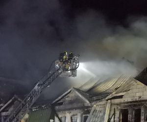 Pożar w Ząbkach. Strażacy przeszukują pogorzelisko
