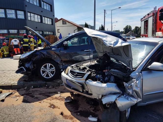 Nowy Sącz. Wypadek na ul. Tarnowskiej. Dzieci wśród poszkodowanych, trzy osoby w szpitalu [ZDJĘCIA]