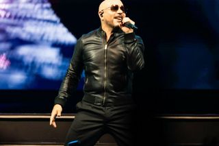 Pakiet VIP na Pitbulla za ponad 1000 złotych to wielkie rozczarowanie. Influencer pokazał zawartość!