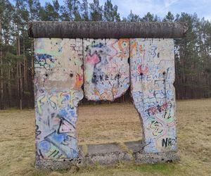 Największa kolekcja muru berlińskiego jest pod Wrocławiem. Na polu ustawiono kilkadziesiąt żelbetowych płyt z NRD
