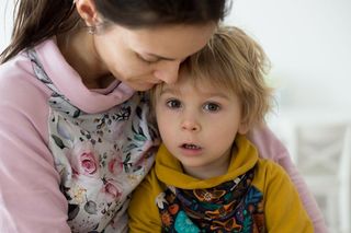 Nie musisz być idealną mamą. Dlaczego bycie „wystarczająco dobrą” jest lepsze dla dziecka?