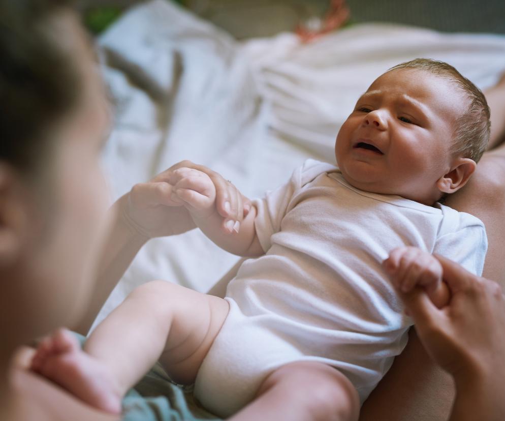 Mama z niemowlęciem na kolanach