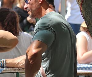 Katarzyna Skrzynecka. Zabrała rodzinę na targ śniadaniowy w kusych szortach