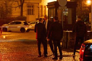 Donald Tusk i Borys Budka pod siedzibą PO