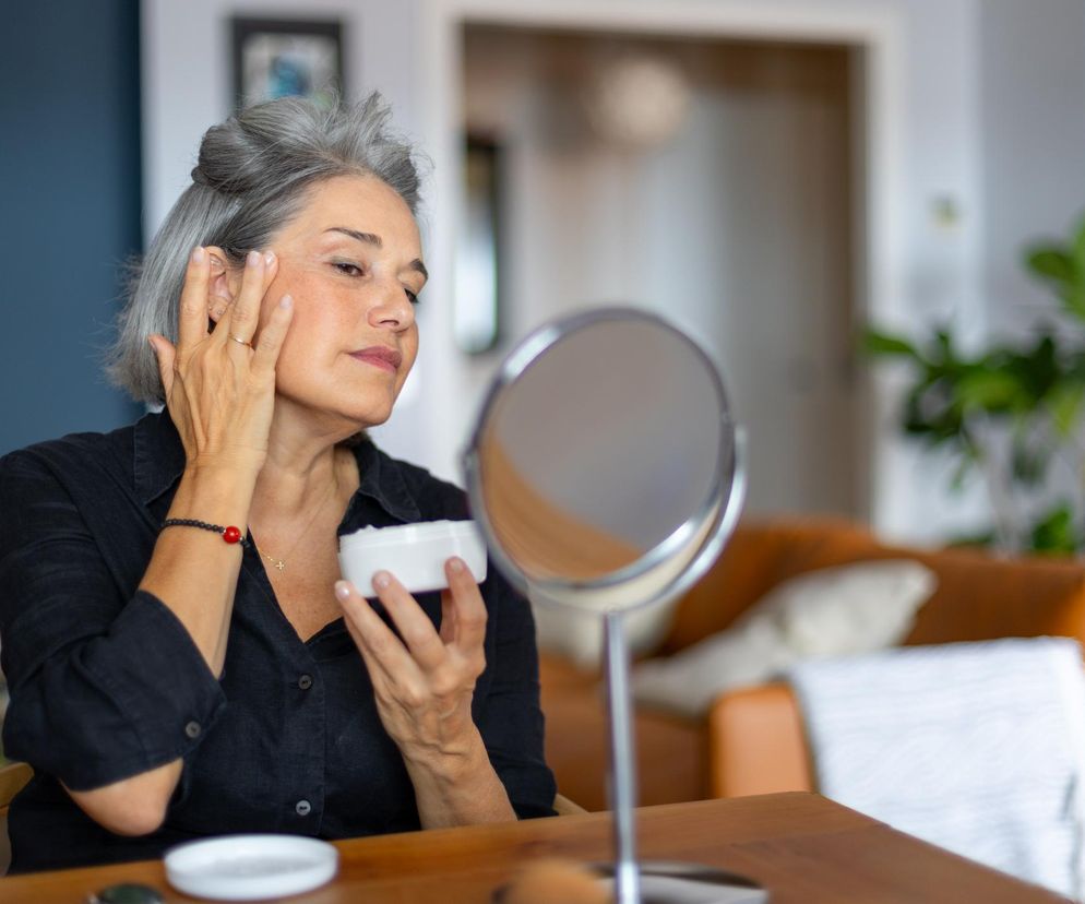 Żelazko na zmarszczki z apteki za 13 zł, które pokochały tysiące Polek. Efekt liftingu bez igieł od ręki