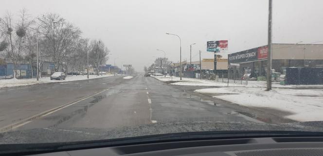 Zimowe warunki na drogach! Śnieg sypie w Olsztynie i w okolicy
