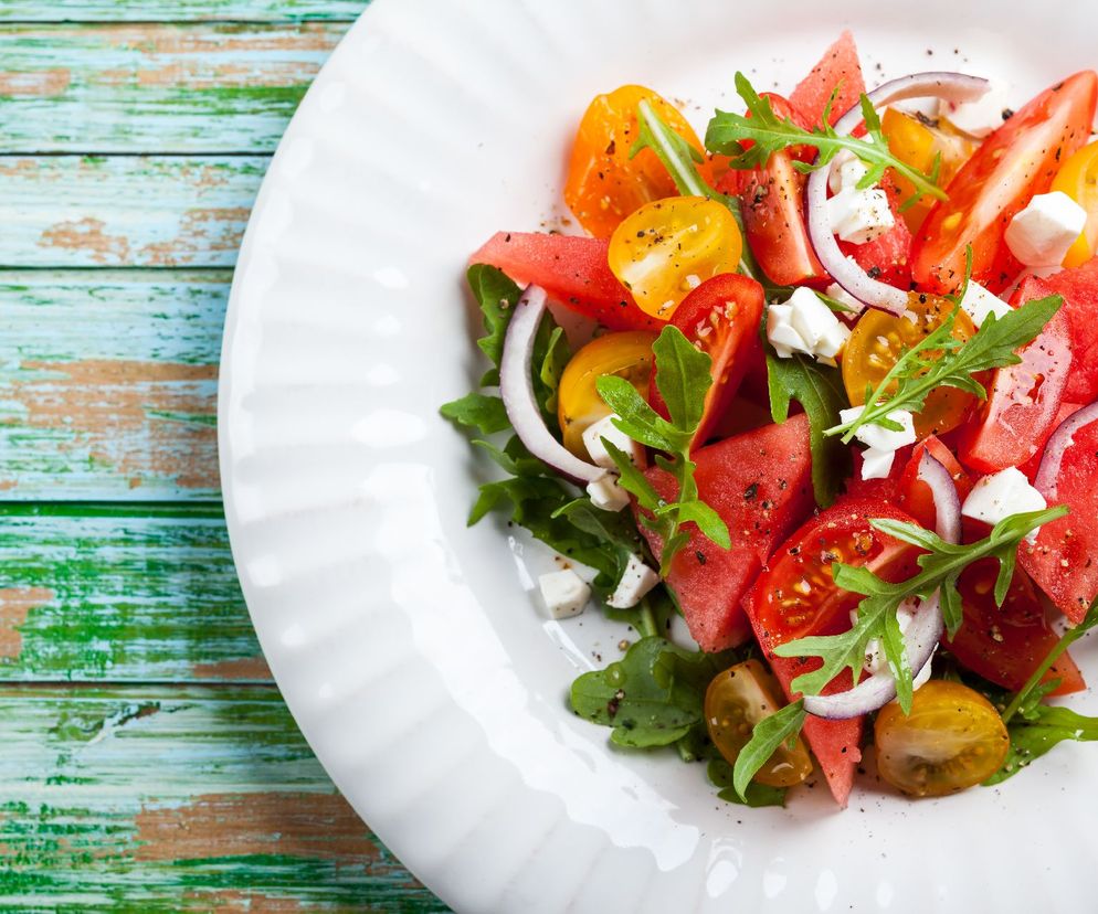 Sałatka na upały: ochłodzi, nawodni, dostarczy mikroelementów i doda smaku życiu