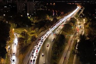 Auto rosyjskiej ambasady dachowało w Warszawie! Odłamki uszkodziły inne pojazdy