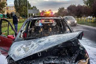 Pożar samochodu w centrum Torunia. Auto płonęło jak pochodnia