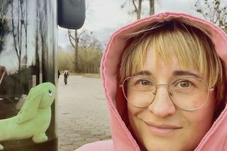  Jamnik za 799 złotych! Kierowczyni autobusu w Warszawie ukarana za maskotkę na szybie. „Chcę walczyć z tym absurdem”