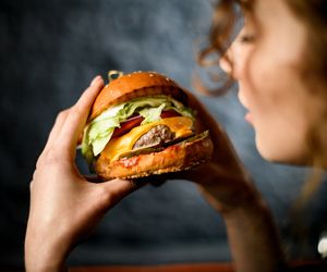 Smutny? Zamiast czekolady, sięgnij po burgera. Nowe badania na temat wołowiny