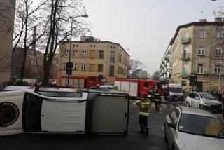 PILNE: Groźny wypadek na 6 Sierpnia w Łodzi. PRZEWRÓCONE NA BOK auto blokuje ulicę!