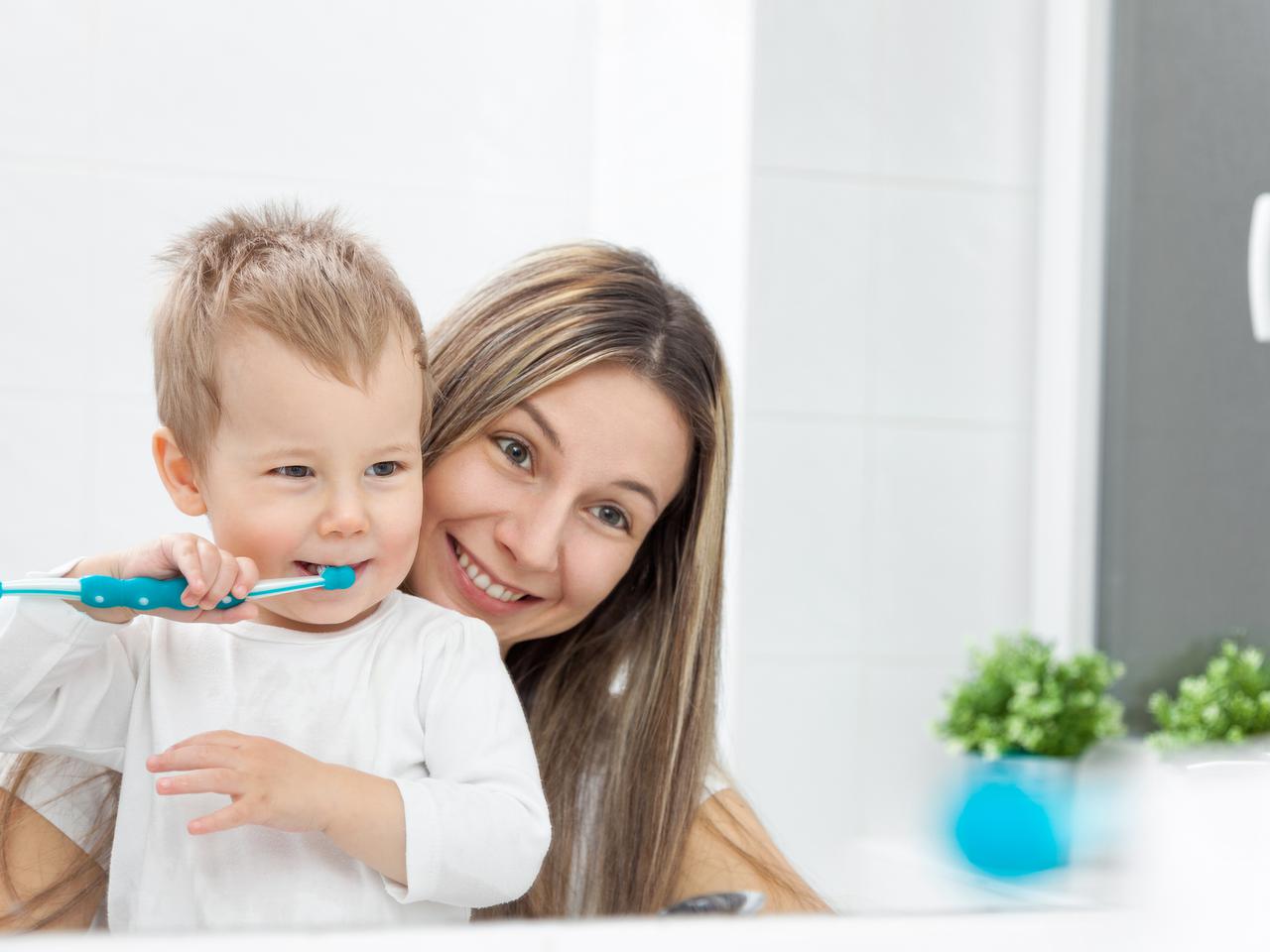 Pierwsza szczoteczka do zębów dla dziecka - jaką wybrać? Która szczoteczka jest najlepsza?