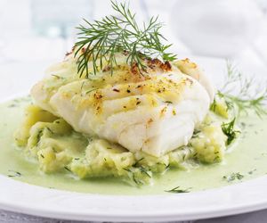 Delikatna ryba w śmietanowo-koperkowym sosie – sprawdzony przepis sprzed lat