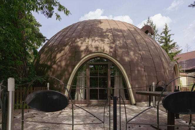 Dom Igloo w Aninie czyli część hotelu "Noclegi Ufo"