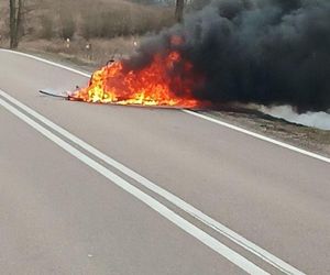   Jeziorki. Auto stanęło w płomieniach. Kierowca uciekł w ostatniej chwili