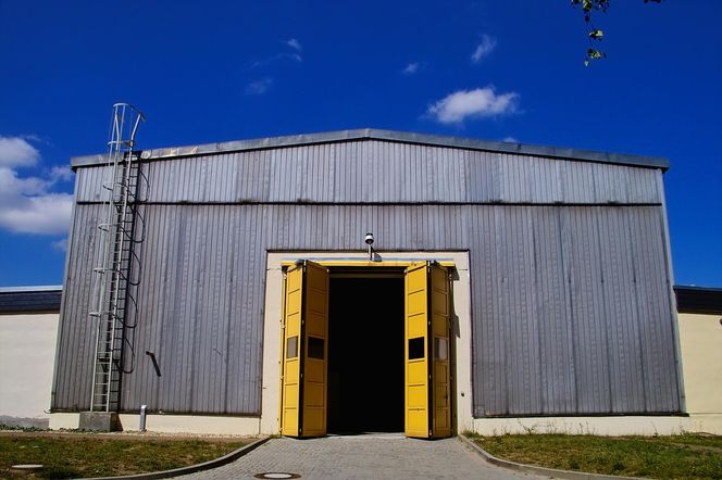 Bramy przemysłowe wielkogabarytowe. Jakie są rodzaje bram hangarowych?