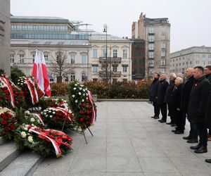 Jarosław Kaczyński wraz z delegacją PiS złożył wieńce przed pomnikami Ojców Niepodległości