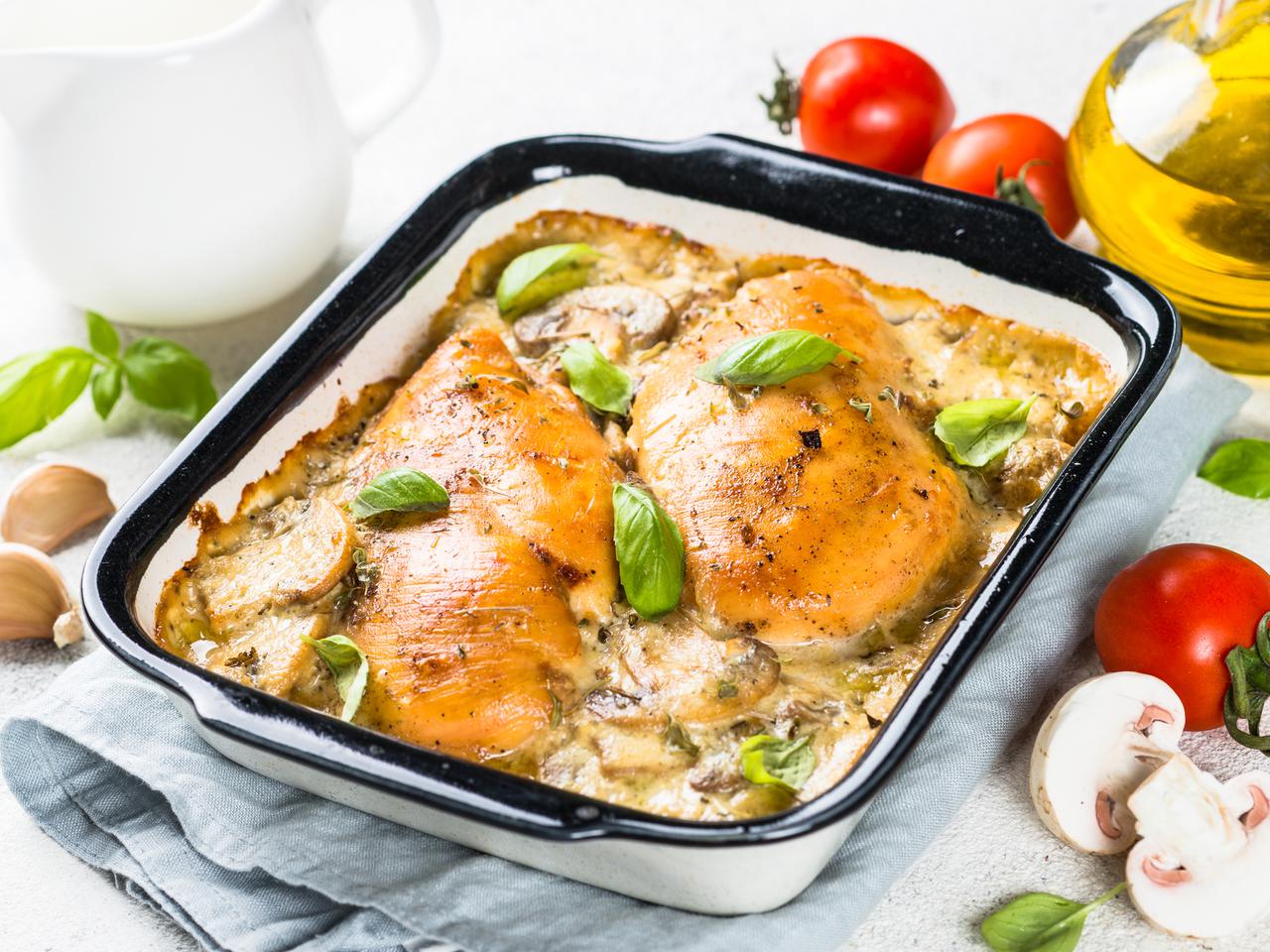 Pierś kurczaka pieczona w sosie pesto z grzybami i pomidorami