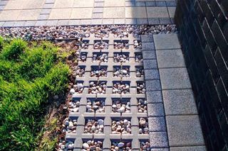 Nawierzchnie najlepiej przepuszczające wodę - pod lupą żwir, kostki i płyty betonowe, kruszywo