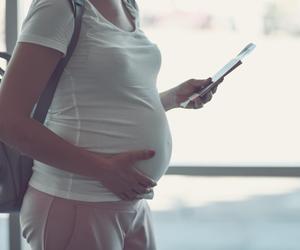 Jesteś w ciąży i planujesz podróż samolotem? Położna ma kilka wskazówek