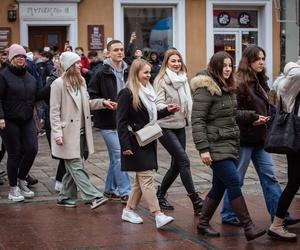 Maturzyści tańczą poloneza na Rynku w Opolu