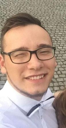 Skatowali Maćka na parkingu przed sklepem