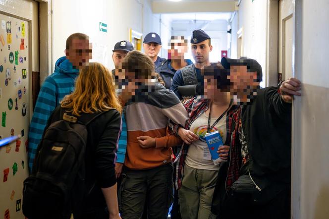 Chaos na Osiedlu Przyjaźń. Policja zatrzymała mieszkańca domku. „Wyciągnęli go siłą”