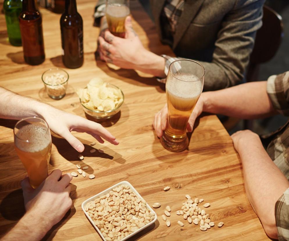 Najchętniej we własnym domu. Jak często Polacy piją piwo? 