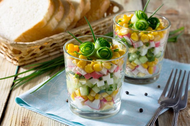 Sałatka z paluszków krabowych surimi