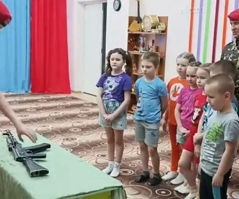W walentynki uczyli dzieci, jak składać karabin maszynowy. Nagranie z rosyjskiego przedszkola szokuje!