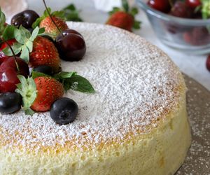 Bajecznie lekki sernik japoński. Przepis na piankowy fluffy cake, który kusi i zachwyca
