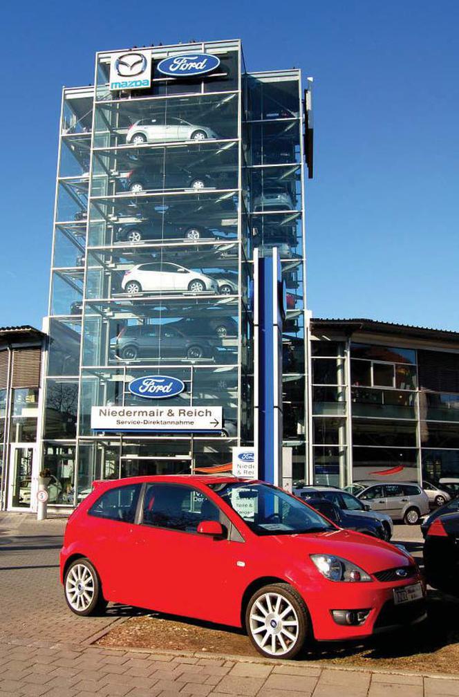 Parking automatyczny - gigantyczna przeszklona witryna salonu samochodowego Audi