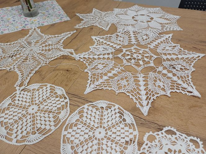 Szydełkowe babki z Ostrzeszowa. Dziergają w miejscach publicznych i ... zarażają pasją!